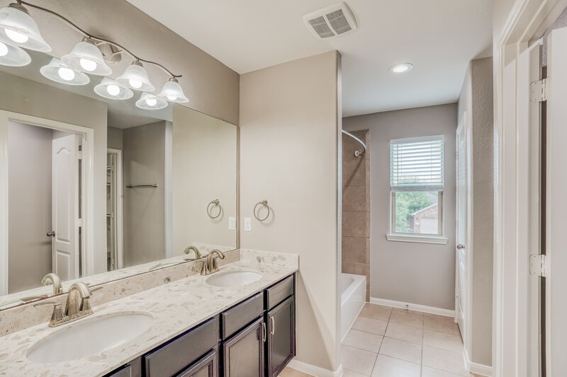 2,080/Mo, 5102 Lagoon Ct Bacliff, TX 77518 Main Bathroom View