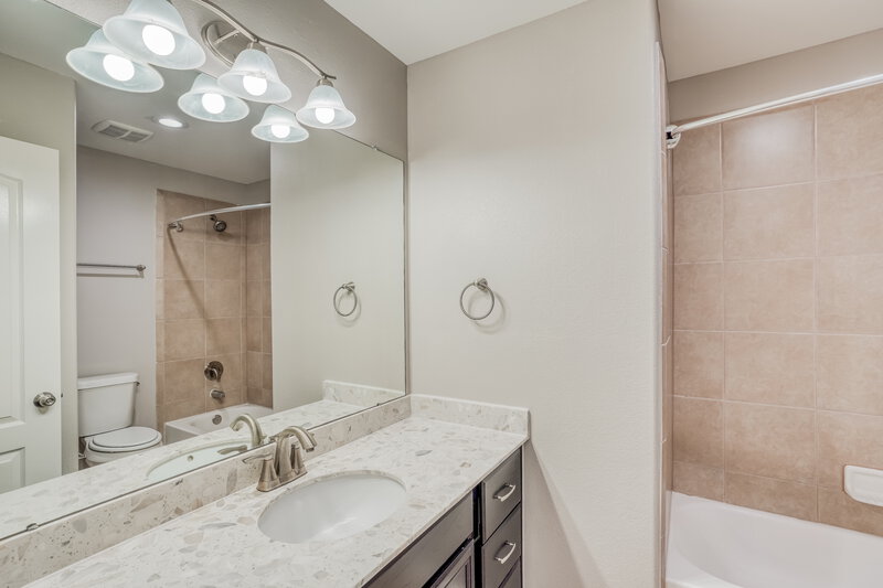 2,080/Mo, 5102 Lagoon Ct Bacliff, TX 77518 Bathroom View
