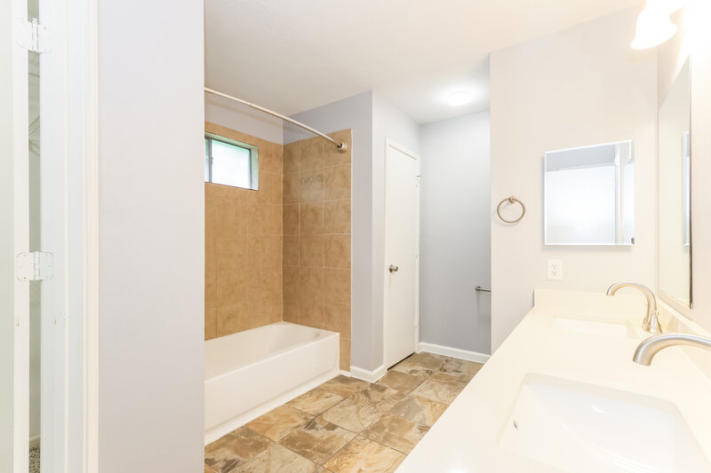 1,745/Mo, 318 Lazy Ln Montgomery, TX 77356 Main Bathroom View