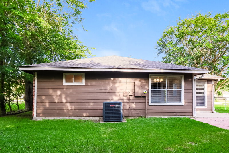 1,745/Mo, 318 Lazy Ln Montgomery, TX 77356 Rear View