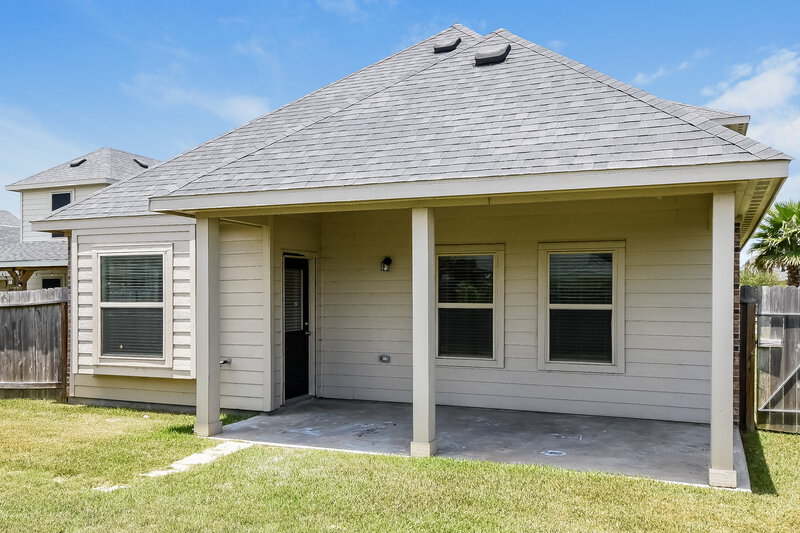 2,490/Mo, 5134 Misty Ln Bacliff, TX 77518 Rear View