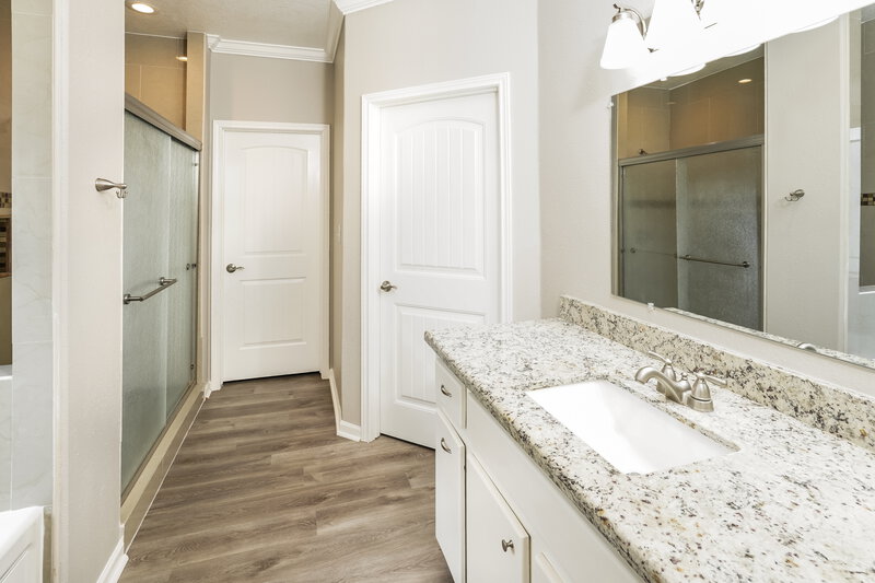 1,925/Mo, 212 Kellyn Ct Conroe, TX 77306 Main Bathroom View