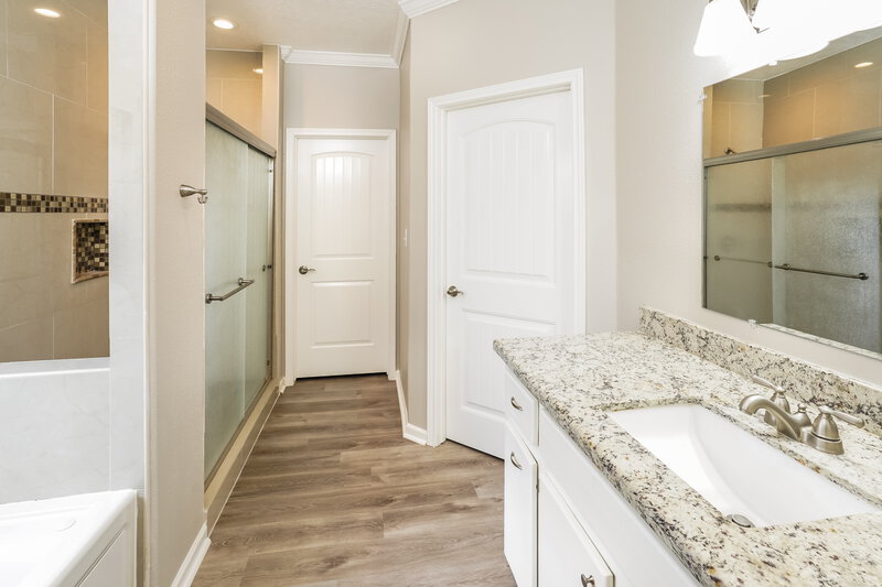 1,925/Mo, 212 Kellyn Ct Conroe, TX 77306 Main Bathroom View 2