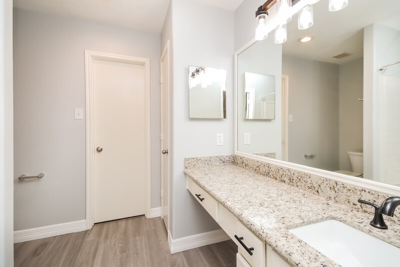 2,480/Mo, 14218 Willow Mountain Ln Houston, TX 77047 Main Bathroom View