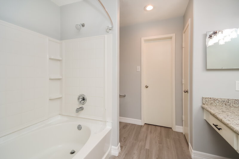 2,480/Mo, 14218 Willow Mountain Ln Houston, TX 77047 Main Bathroom View 2