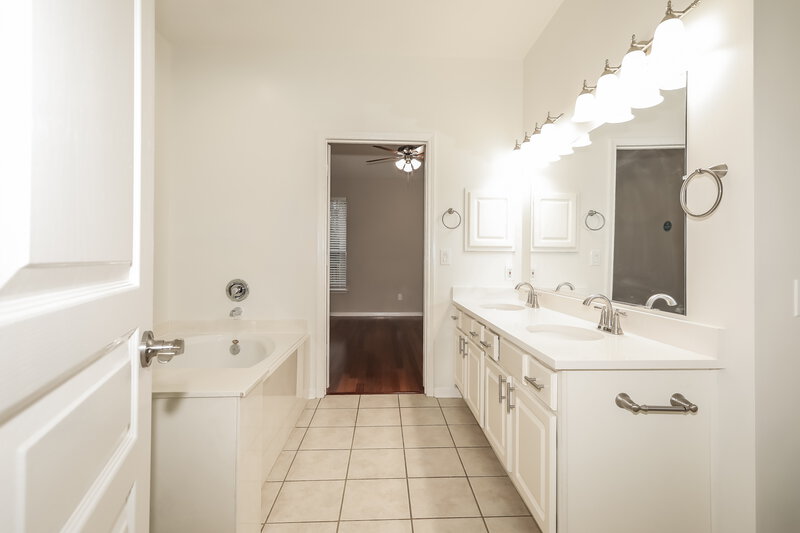 2,395/Mo, 19 Rosewater Pl Spring, TX 77381 Main Bathroom View