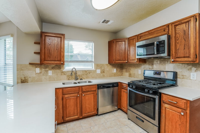 2,025/Mo, 8310 Woodland Willows Dr Houston, TX 77083 Kitchen View