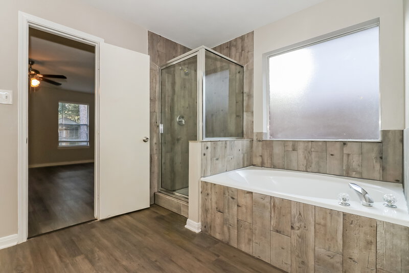 1,940/Mo, 8022 Bunting Ct Humble, TX 77396 Main Bathroom View 2