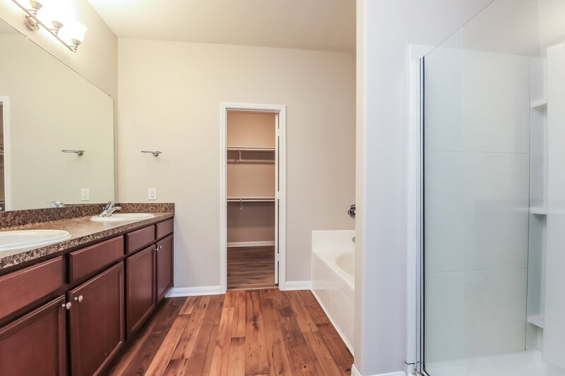 2,170/Mo, 325 Pine Mist Ln Conroe, TX 77304 Main Bathroom View