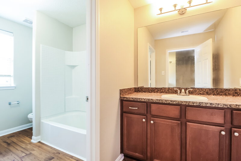 2,170/Mo, 325 Pine Mist Ln Conroe, TX 77304 Bathroom View