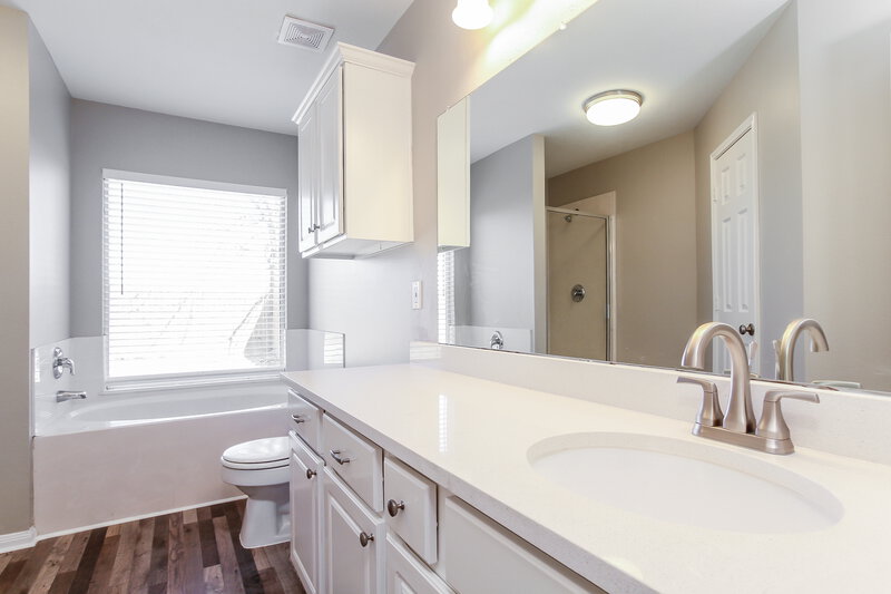 2,340/Mo, 16315 Rockcreek Ln Houston, TX 77049 Main Bathroom View