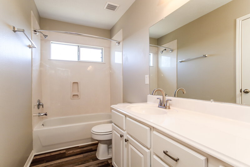 2,340/Mo, 16315 Rockcreek Ln Houston, TX 77049 Bathroom View