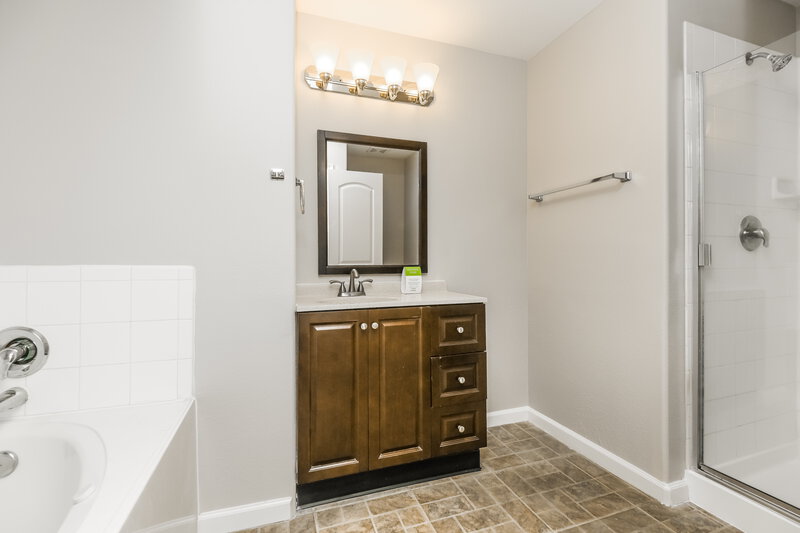 1,950/Mo, 3426 Owl Crossing Ln Humble, TX 77338 Main Bathroom View