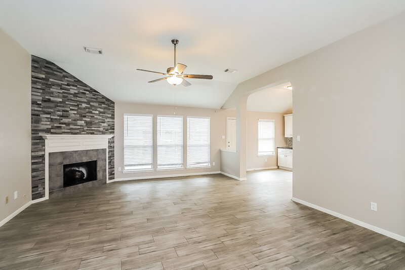 2,580/Mo, 5113 Orange Blossom Ct League City, TX 77573 Living Room View