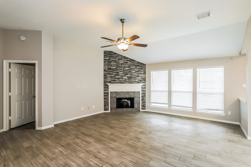 2,580/Mo, 5113 Orange Blossom Ct League City, TX 77573 Living Room View 2