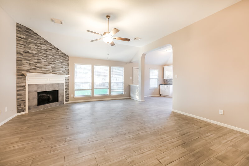 2,420/Mo, 5113 Orange Blossom Ct League City, TX 77573 Living Room View 2