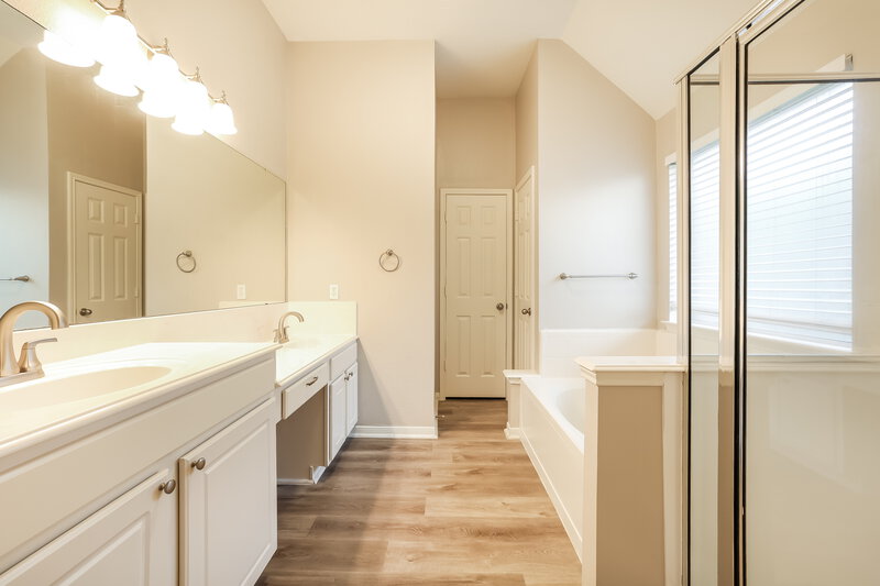 2,420/Mo, 5113 Orange Blossom Ct League City, TX 77573 Main Bathroom View
