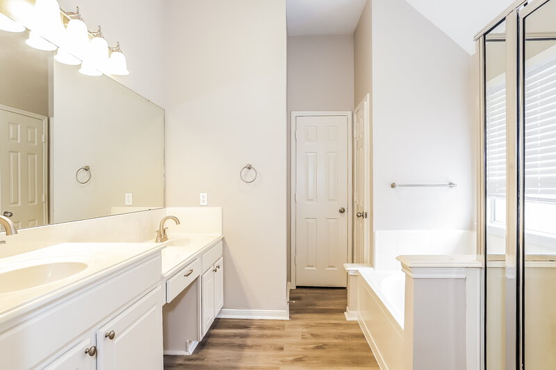 2,580/Mo, 5113 Orange Blossom Ct League City, TX 77573 Main Bathroom View