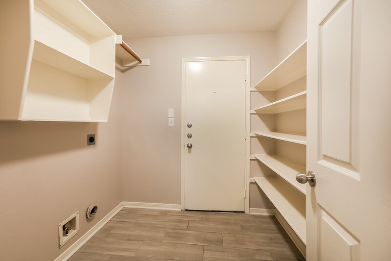 2,420/Mo, 5113 Orange Blossom Ct League City, TX 77573 Laundry Room View
