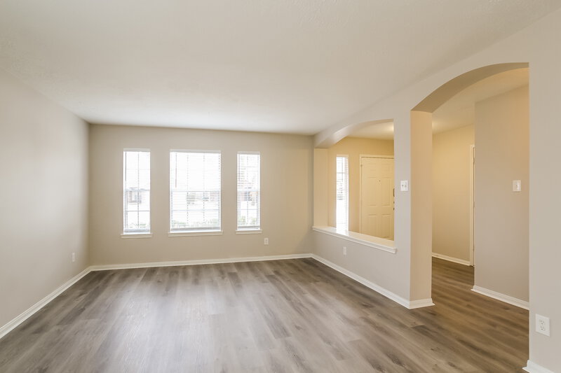 2,415/Mo, 31518 Kingston Village Dr Spring, TX 77386 Sitting Room View