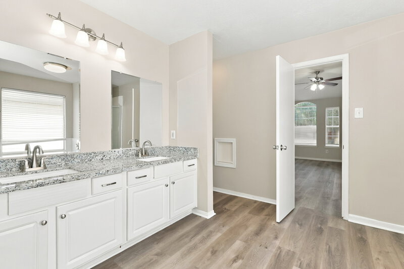2,000/Mo, 31518 Kingston Village Dr Spring, TX 77386 Primary Bathroom View