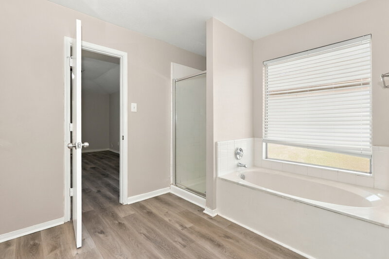 2,000/Mo, 31518 Kingston Village Dr Spring, TX 77386 Primary Bathroom View 2