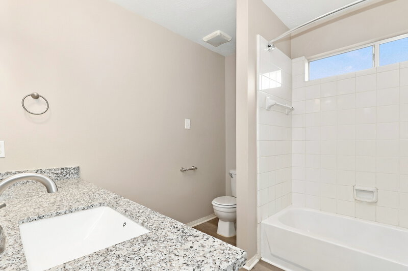 2,000/Mo, 31518 Kingston Village Dr Spring, TX 77386 Bathroom View