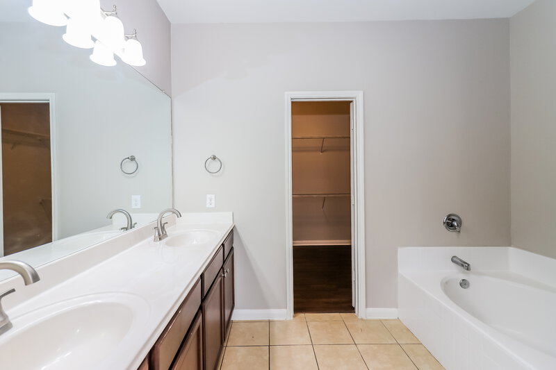 2,275/Mo, 2122 Beach Bluff Rd Rosenberg, TX 77469 Main Bathroom View