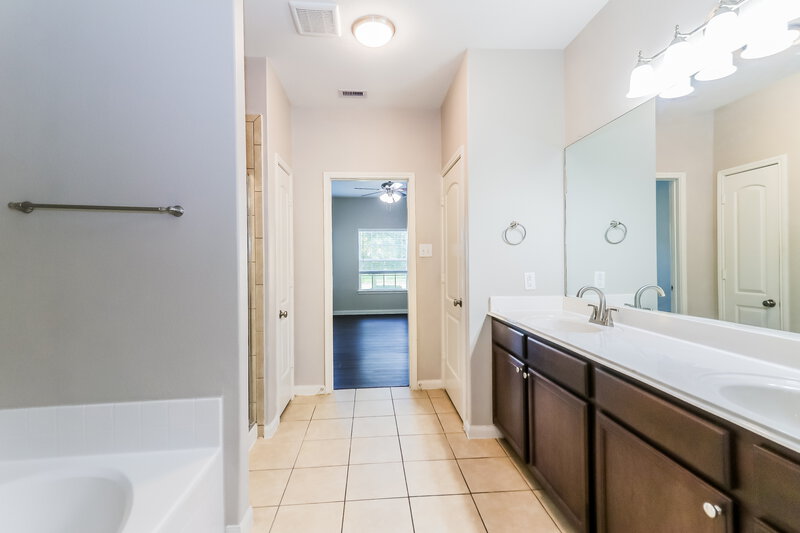 2,275/Mo, 2122 Beach Bluff Rd Rosenberg, TX 77469 Main Bathroom View 2