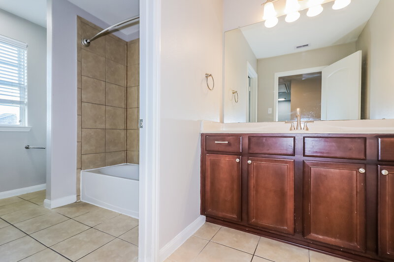 2,275/Mo, 2122 Beach Bluff Rd Rosenberg, TX 77469 Bathroom View