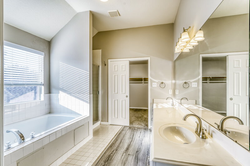 2,230/Mo, 519 Holly Crest Dr Spring, TX 77386 Main Bathroom View