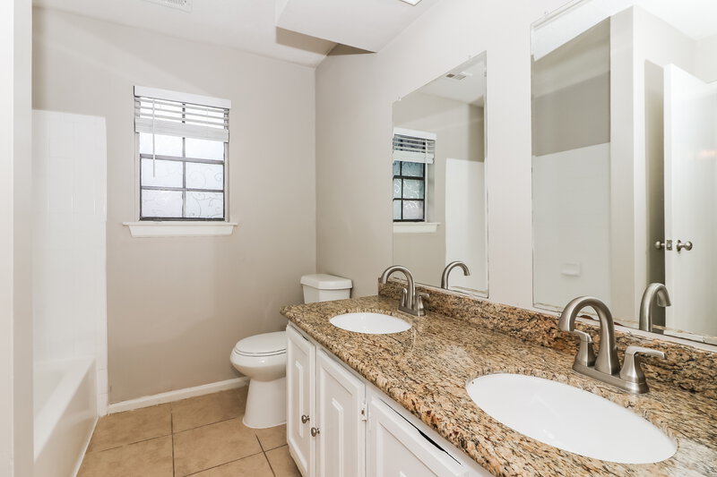 2,035/Mo, 1406 Mayweather Ln Richmond, TX 77406 Main Bathroom View