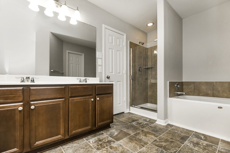 2,990/Mo, 16747 N Bob White Dr Conroe, TX 77385 Main Bathroom View