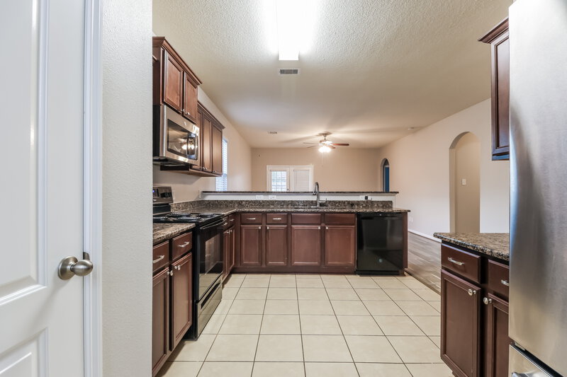 1,995/Mo, 12019 Fairquarter Ln Pinehurst, TX 77362 Kitchen View