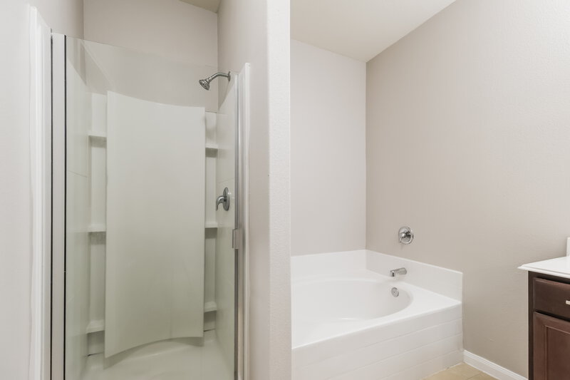 1,995/Mo, 12019 Fairquarter Ln Pinehurst, TX 77362 Main Bathroom View 2