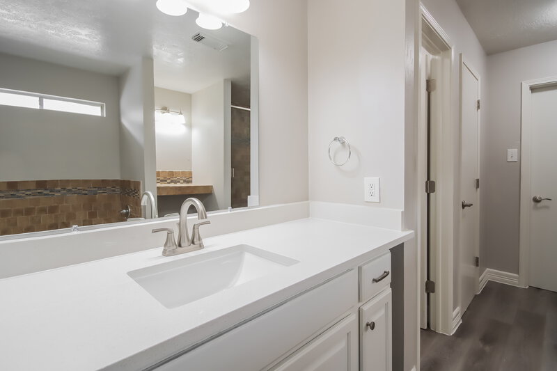 2,345/Mo, 9918 Revelstoke Dr Houston, TX 77086 Main Bathroom View