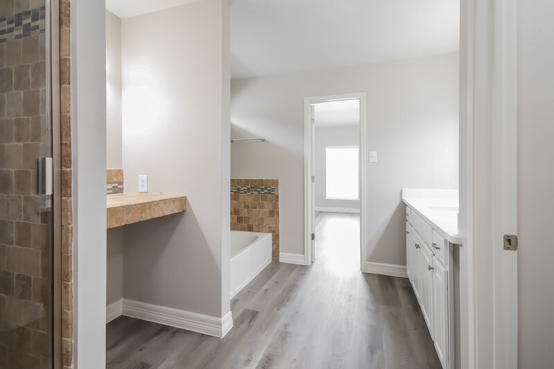 2,345/Mo, 9918 Revelstoke Dr Houston, TX 77086 Main Bathroom View 2