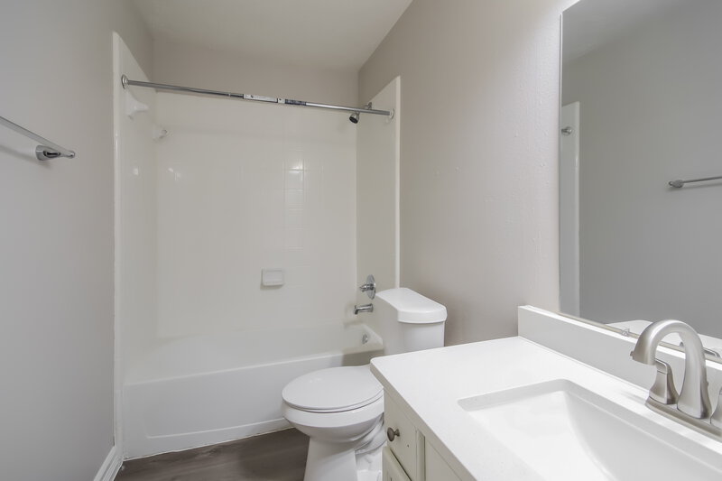 2,345/Mo, 9918 Revelstoke Dr Houston, TX 77086 Bathroom View