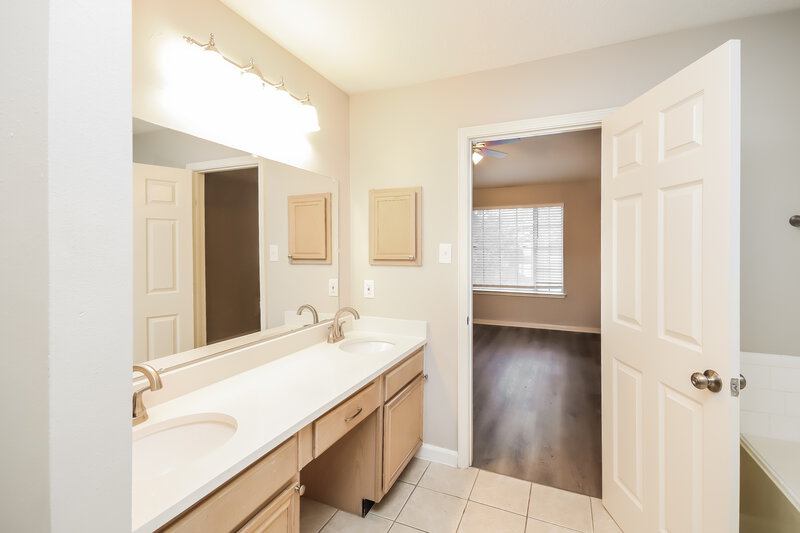 2,360/Mo, 14210 Andrea Way Ln Houston, TX 77083 Main Bathroom View