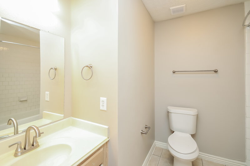 2,360/Mo, 14210 Andrea Way Ln Houston, TX 77083 Bathroom View