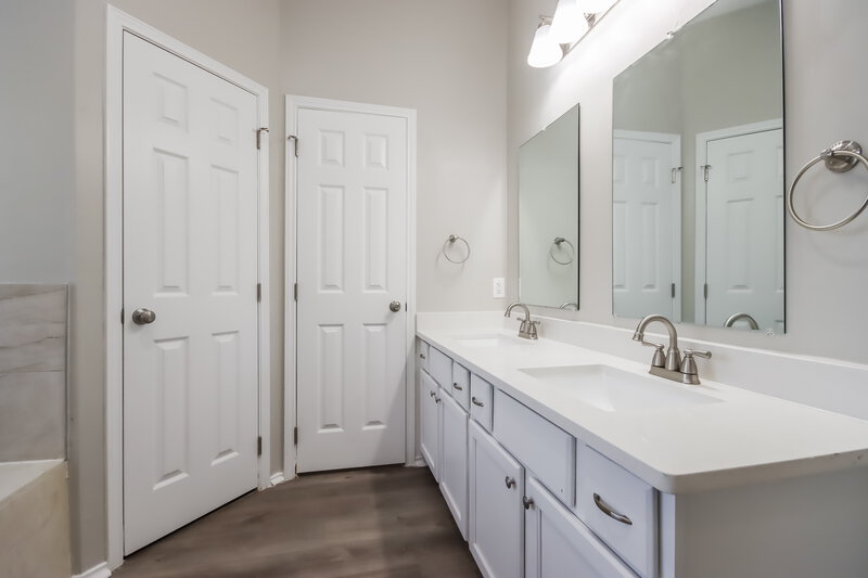 2,075/Mo, 23214 Lone Wolf Trl Spring, TX 77373 Main Bathroom View