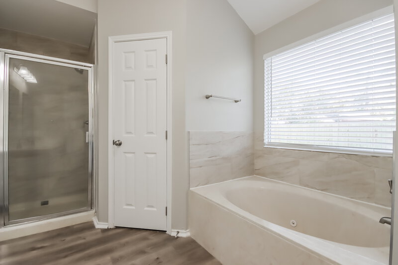 2,075/Mo, 23214 Lone Wolf Trl Spring, TX 77373 Main Bathroom View 2