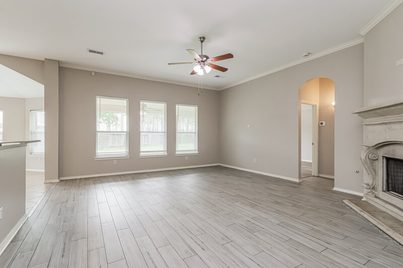 2,530/Mo, 15802 Magnolia Shores Ln Houston, TX 77044 Living Room View 2