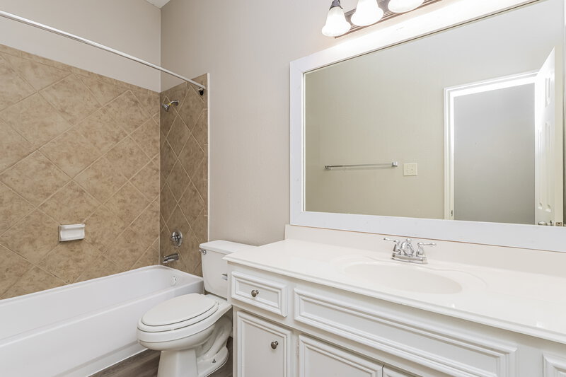 2,530/Mo, 15802 Magnolia Shores Ln Houston, TX 77044 Bathroom View