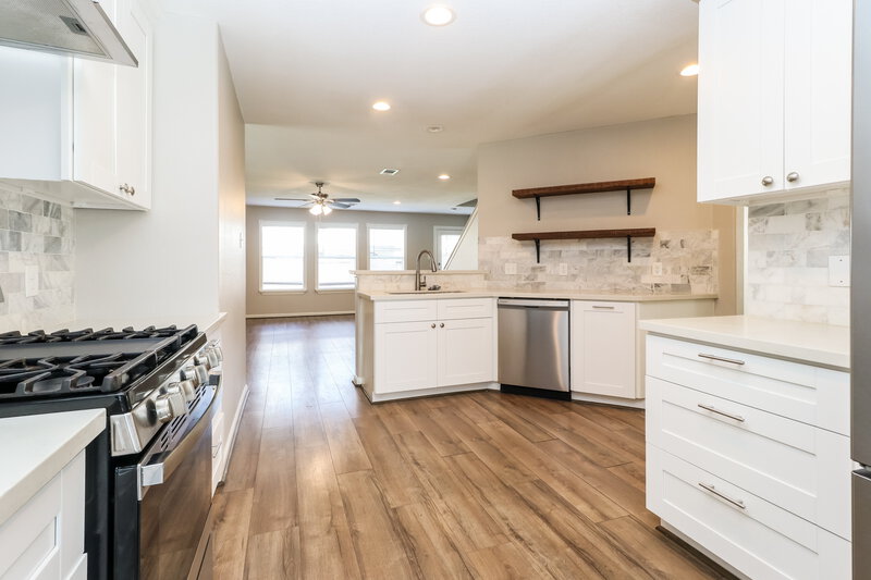 2,195/Mo, 16929 Scenic Knoll Conroe, TX 77385 Kitchen View 2