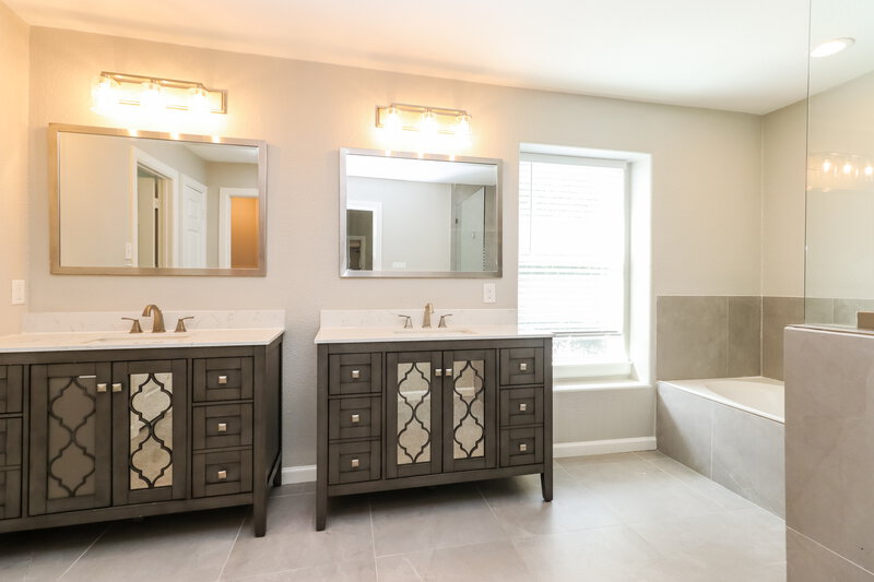 2,195/Mo, 16929 Scenic Knoll Conroe, TX 77385 Main Bathroom View