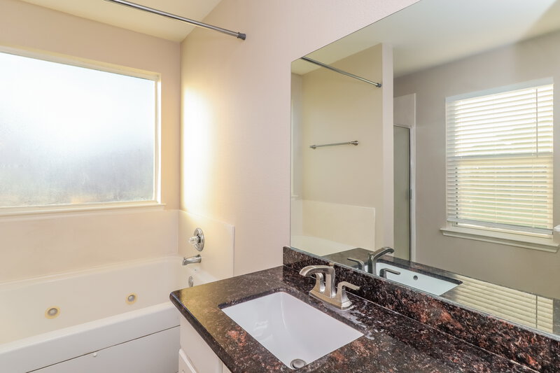 2,320/Mo, 7023 Falling Cherry Pl Houston, TX 77049 Main Bathroom View