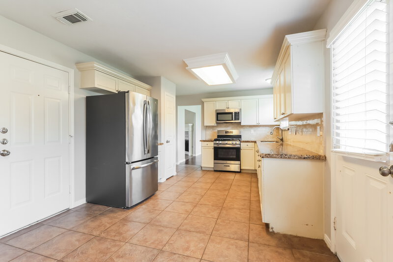 2,000/Mo, 13607 Country Pine Ct Tomball, TX 77375 Kitchen View 2