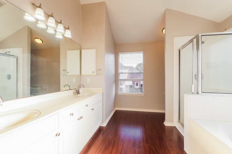 2,000/Mo, 13607 Country Pine Ct Tomball, TX 77375 Main Bathroom View