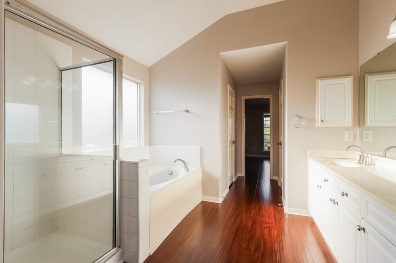 2,000/Mo, 13607 Country Pine Ct Tomball, TX 77375 Main Bathroom View 2
